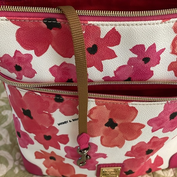 Beautiful Dooney & Bourke Floral Shoulder Bag - Picture 6 of 10